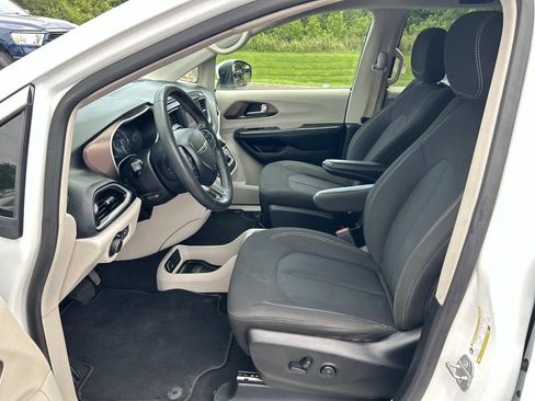 Used 2022 Chrysler Voyager LX FWD image 27