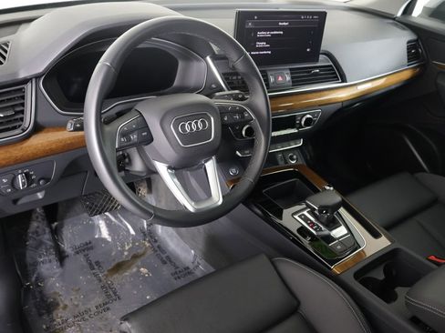 Used 2024 Audi Q5 e Premium w/ Convenience Package image 2