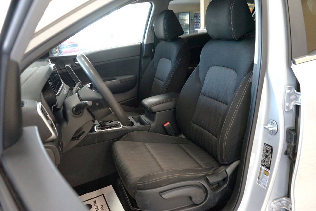 Used 2020 Kia Sportage LX FWD image 2