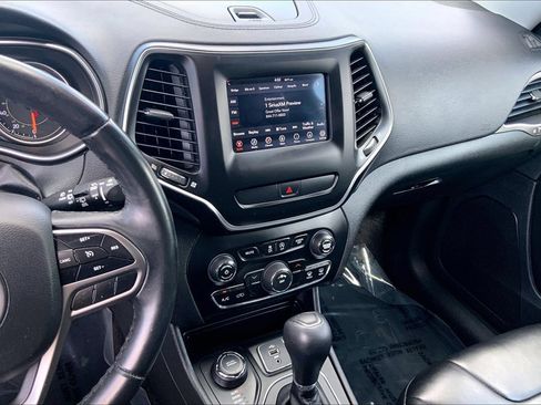 Used 2019 Jeep Cherokee Latitude Plus AWD/4WD image 6