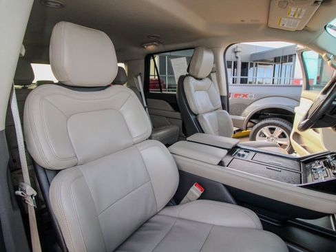 Used 2022 Lincoln Navigator 4WD image 18