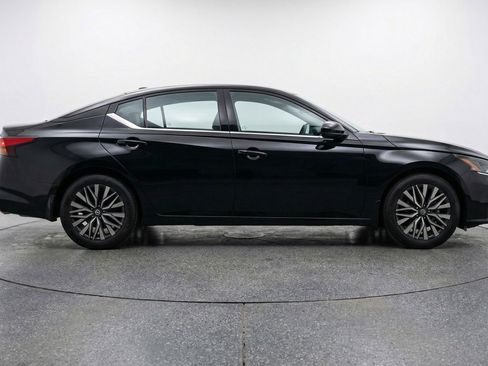 Used 2025 Nissan Altima 2.5 SV FWD image 11