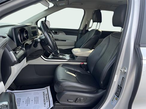 Used 2022 Kia Carnival LX image 6