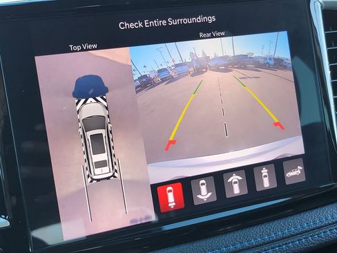 Used 2021 Chrysler Pacifica Touring-L FWD image 11