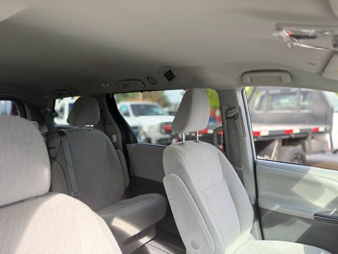 Used 2019 Toyota Sienna LE FWD image 30