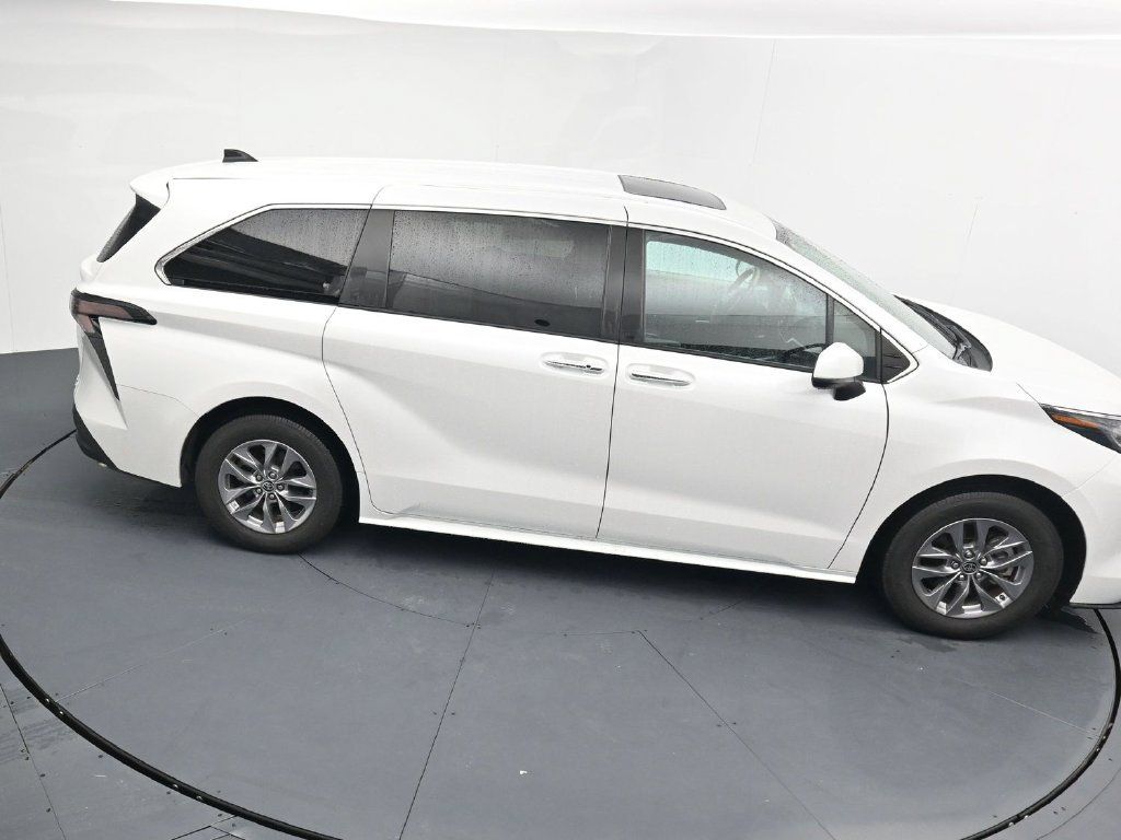 Used 2024 Toyota Sienna XLE FWD image 17