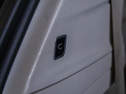 Used 2023 Chrysler Pacifica Touring-L FWD image 23