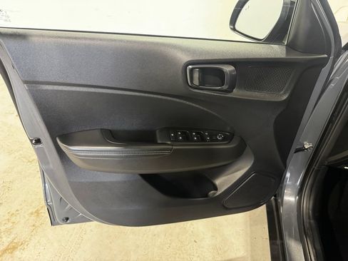 Used 2025 Hyundai Venue Limited FWD image 18