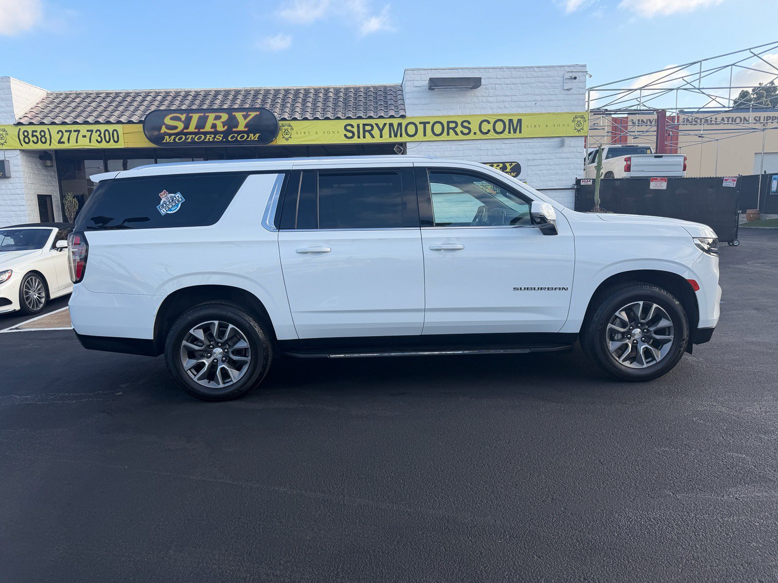 Used 2022 Chevrolet Suburban LT w/ LT Signature Package RWD image 2