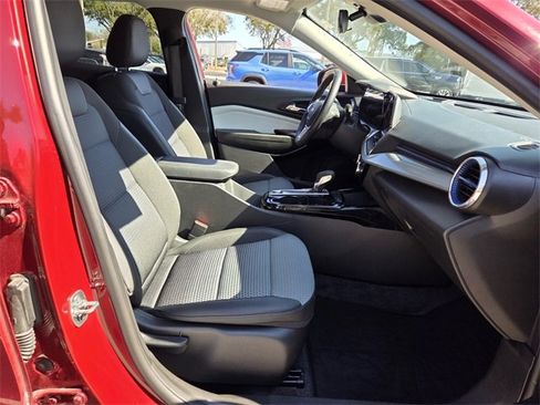 Used 2025 Chevrolet Trax LT w/ LT Convenience Package image 24