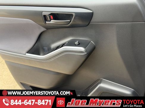 Used 2025 Toyota Highlander LE image 26