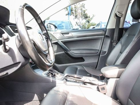 Used 2019 Volkswagen Golf SE image 17