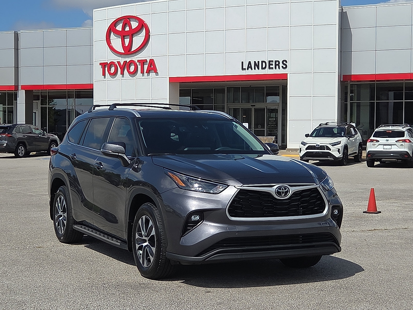 Used 2024 Toyota Highlander XLE AWD/4WD image 1