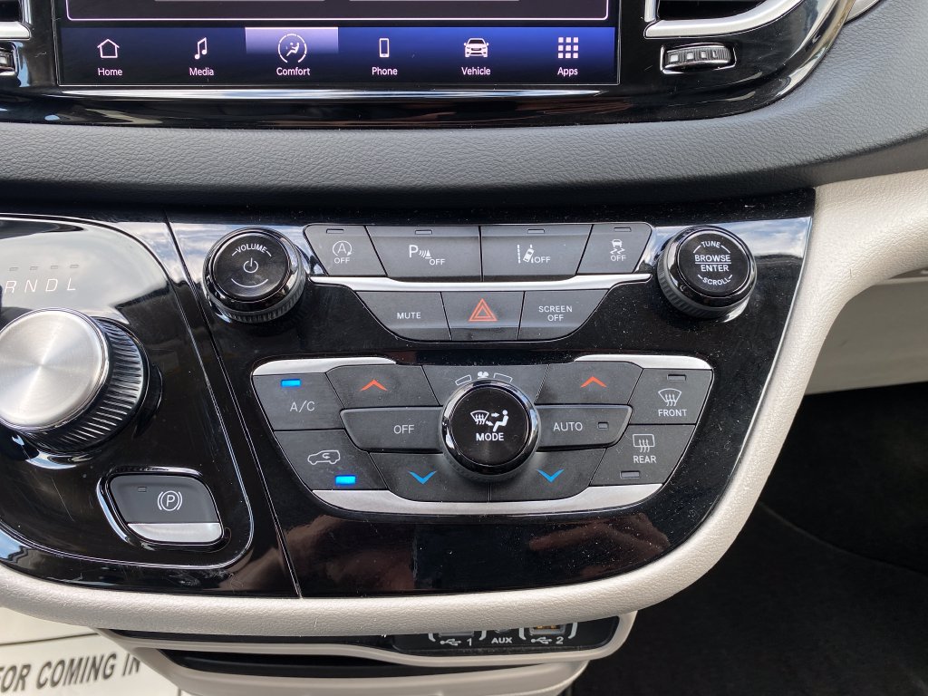 Used 2023 Chrysler Pacifica Touring-L FWD image 19