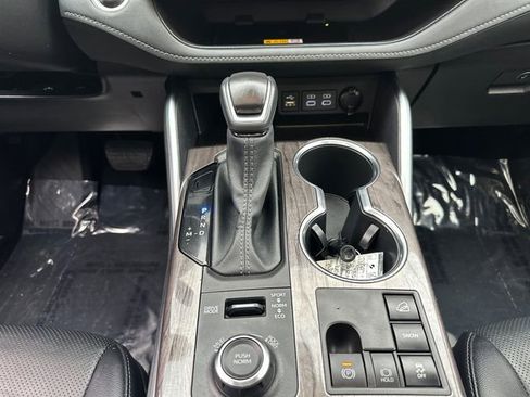 Certified 2025 Toyota Highlander Platinum AWD/4WD image 36
