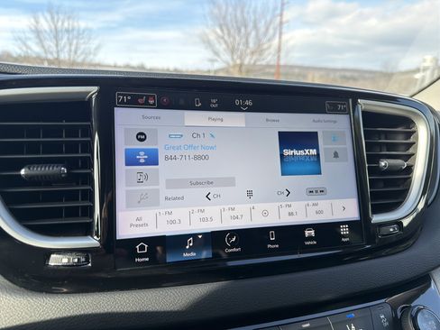 Used 2023 Chrysler Pacifica Touring-L image 19