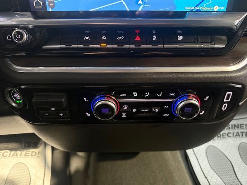 Used 2025 GMC Sierra 1500 SLT image 30