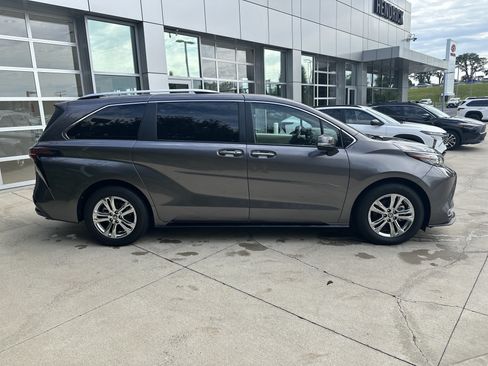 Used 2024 Toyota Sienna Platinum AWD/4WD image 10