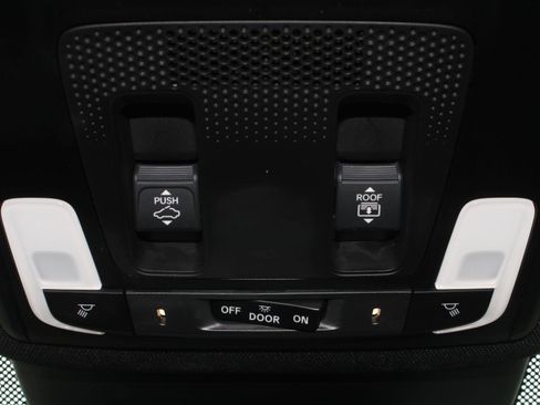 Used 2025 Honda Pilot TrailSport image 12