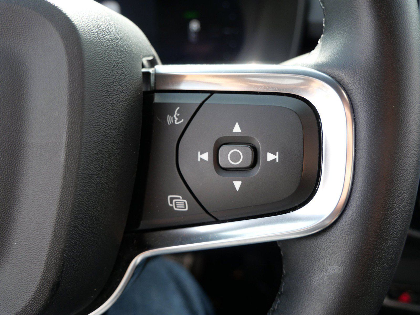 Used 2023 Volvo XC40 Recharge Plus w/ Protection Package Premier AWD/4WD image 25