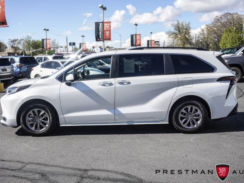 Used 2024 Toyota Sienna XLE image 19