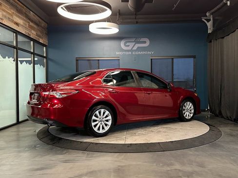Used 2018 Toyota Camry LE FWD image 3