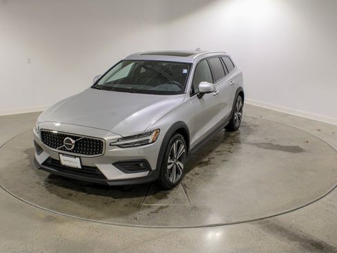 Used 2025 Volvo V60 B5 Cross Country Plus image 1