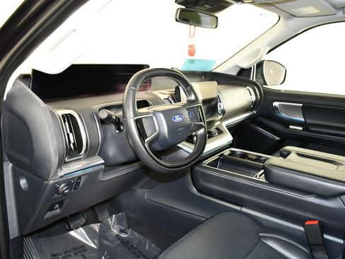 Used 2025 Ford Expedition Platinum image 35