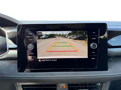 New 2025 Volkswagen Taos SE image 15