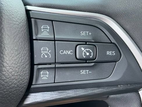 Used 2025 Jeep Grand Cherokee Altitude AWD/4WD image 34