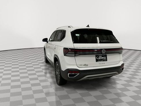 Used 2025 Volkswagen Taos SE FWD image 8