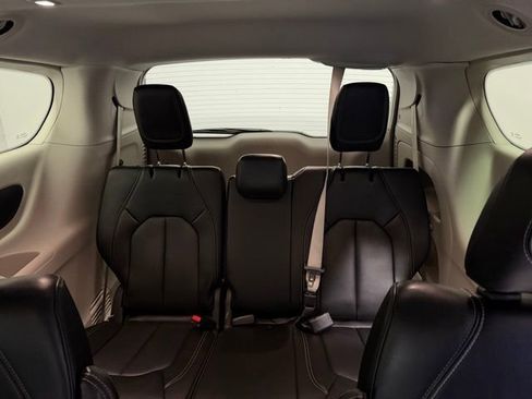 Used 2024 Chrysler Pacifica Touring-L image 19