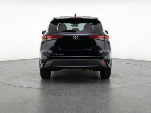 Used 2025 Toyota Highlander LE FWD image 7