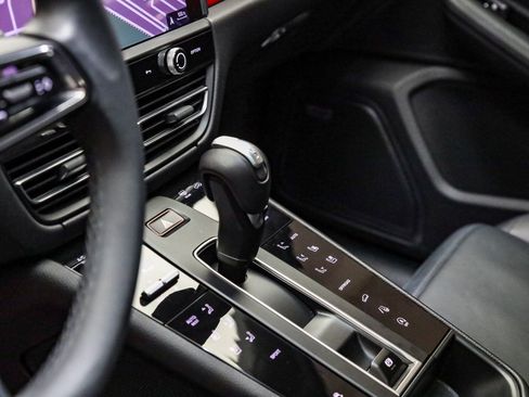Certified 2025 Porsche Macan image 27
