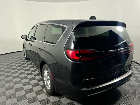 Used 2023 Chrysler Pacifica Touring-L FWD image 5