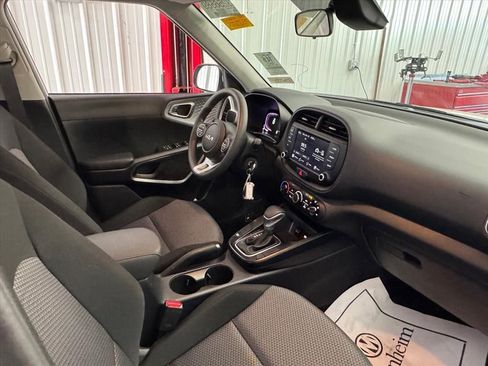 Certified 2025 Kia Soul LX w/ LX Technology Package FWD image 3