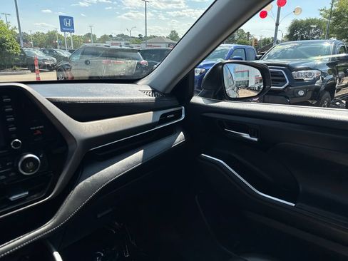 Used 2020 Toyota Highlander XLE AWD/4WD image 32