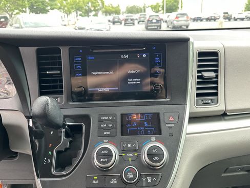 Used 2016 Toyota Sienna LE FWD image 24