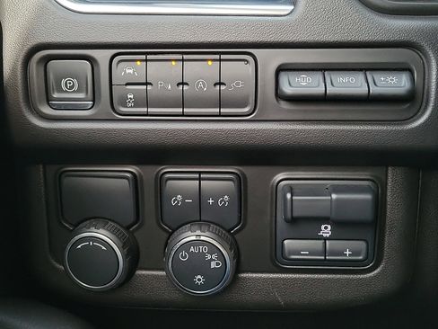 Used 2021 Chevrolet Tahoe Premier w/ Premium Package image 15