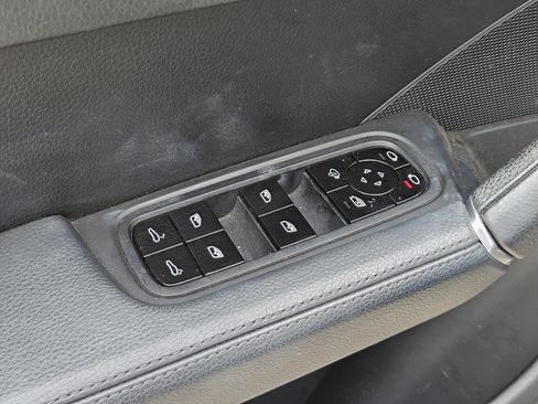 Used 2020 Porsche Cayenne image 32