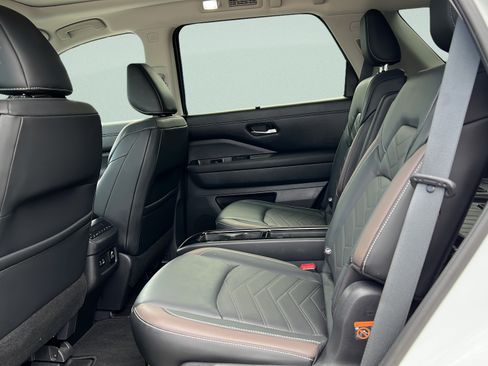 Used 2022 Nissan Pathfinder Platinum w/ Cargo Package FWD image 10