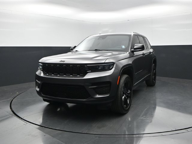 Used 2023 Jeep Grand Cherokee Altitude AWD/4WD image 4