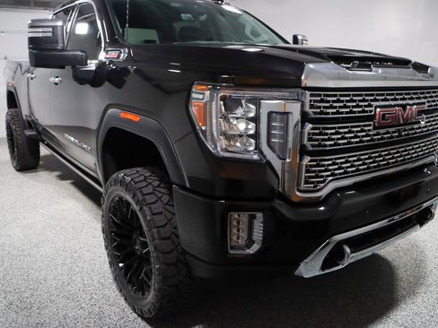 Used 2023 GMC Sierra 2500 Denali w/ Denali Black Diamond Edition image 6
