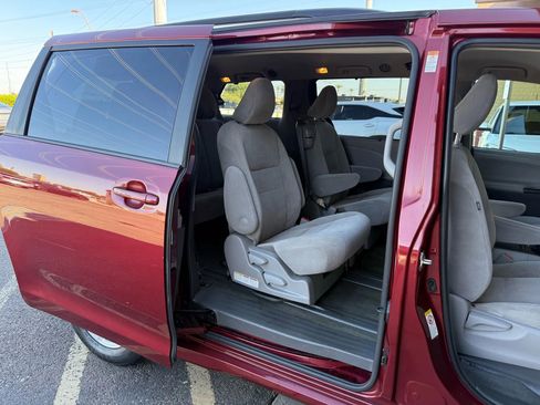 Used 2018 Toyota Sienna LE image 26