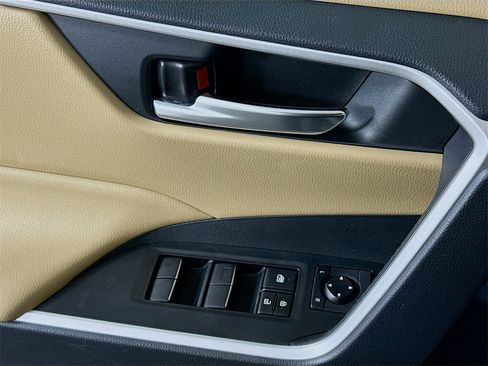 Certified 2020 Toyota RAV4 XLE Premium image 23