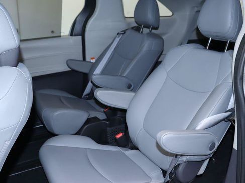 Used 2022 Toyota Sienna XLE AWD/4WD image 25