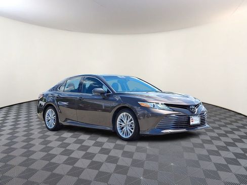 Certified 2018 Toyota Camry XLE w/ Audio Package FWD image 5