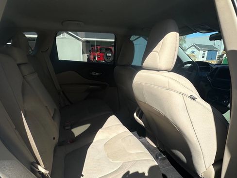 Used 2019 Jeep Cherokee Latitude w/ Popular Appearance Group image 10