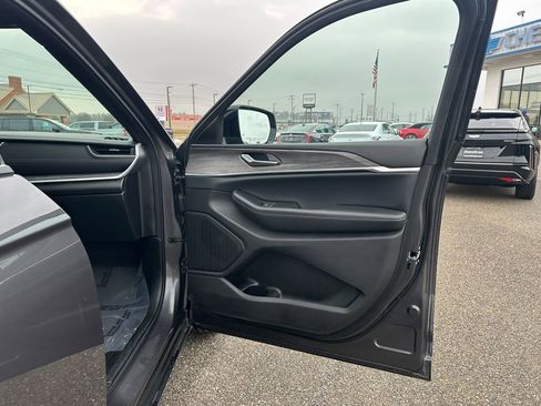 Used 2024 Jeep Grand Cherokee L Limited w/ Luxury Tech Group II image 23