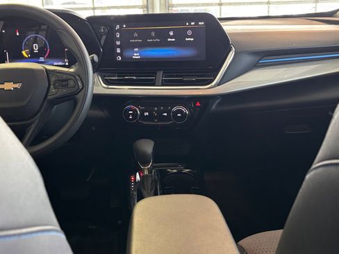 Used 2025 Chevrolet Trax LT image 17